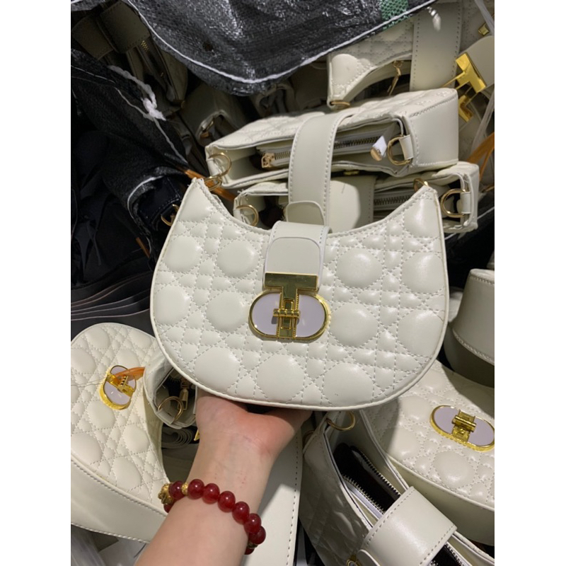 Túi kẹp nách dáng bầu, túi xách nữ đeo vai khoá kính chữ D