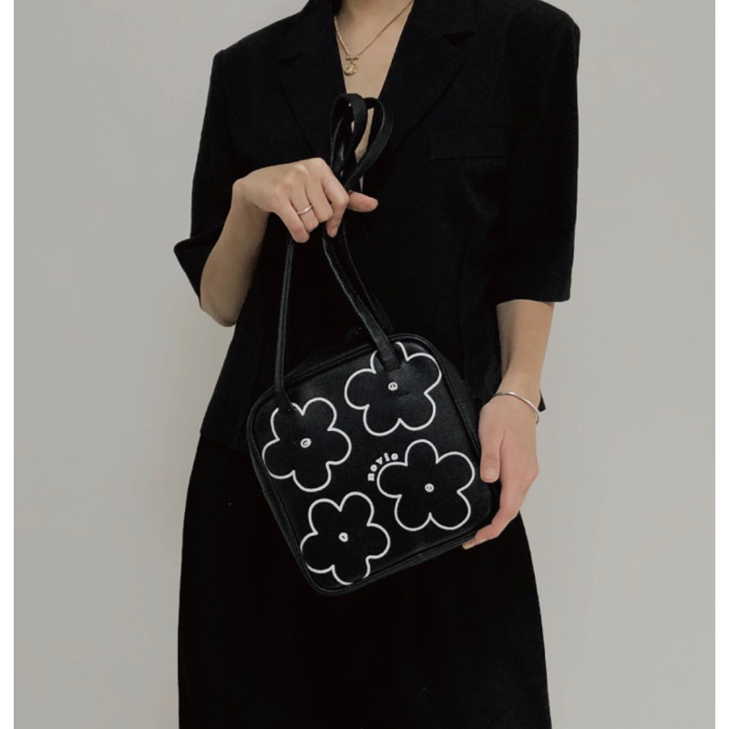 Túi xách da đeo vai dáng vuông hoạ tiết - Bloom Bag