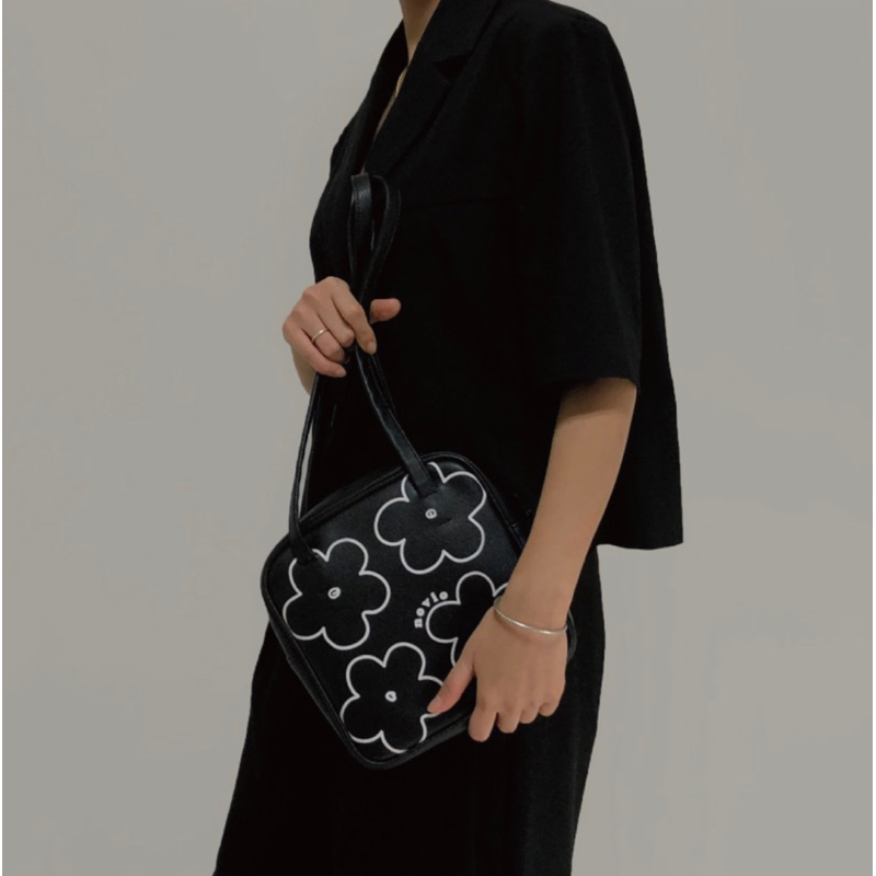Túi xách da đeo vai dáng vuông hoạ tiết - Bloom Bag