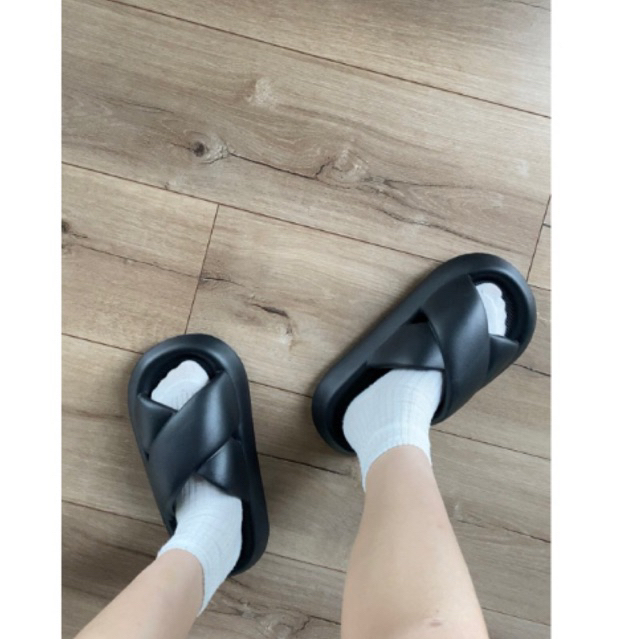 Dép bánh mì quai chéo chống trơn trượt