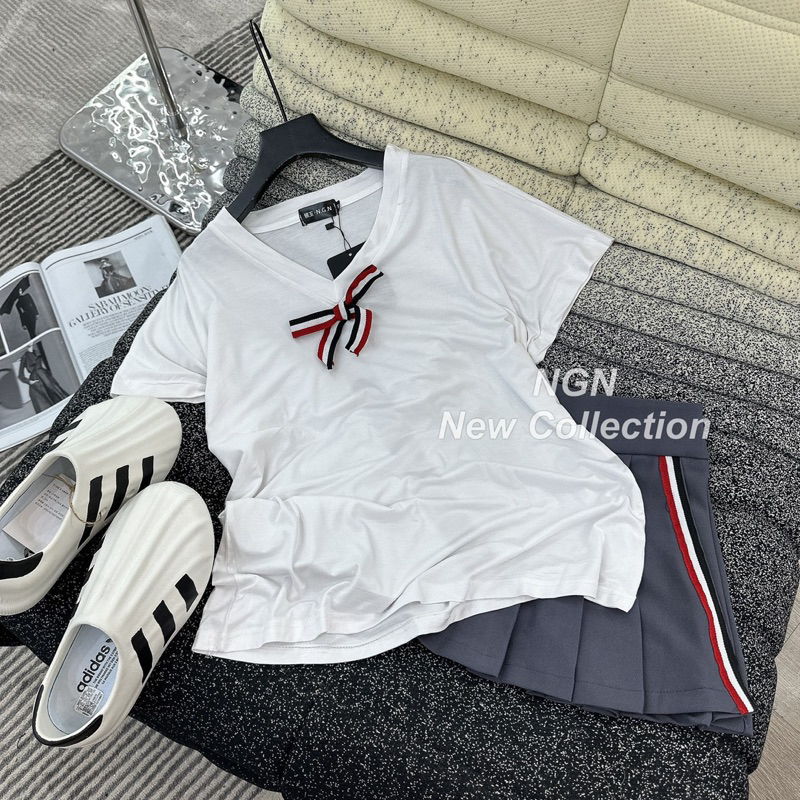 Sét áo phông cổ tim đính nơ+ chân váy Thome xếp li