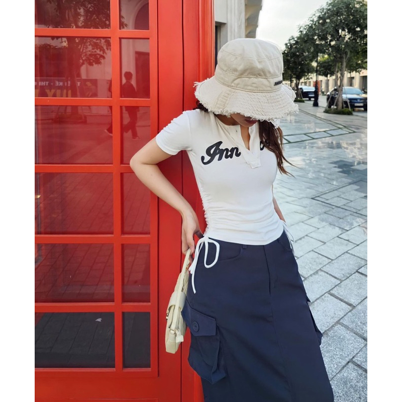 SET ÁO CROPTOP TRẮNG CHỮ CỔ XẺ RÚT DÂY HÔNG + CHÂN VÁY MIDI TÚI HỘP ĐEN