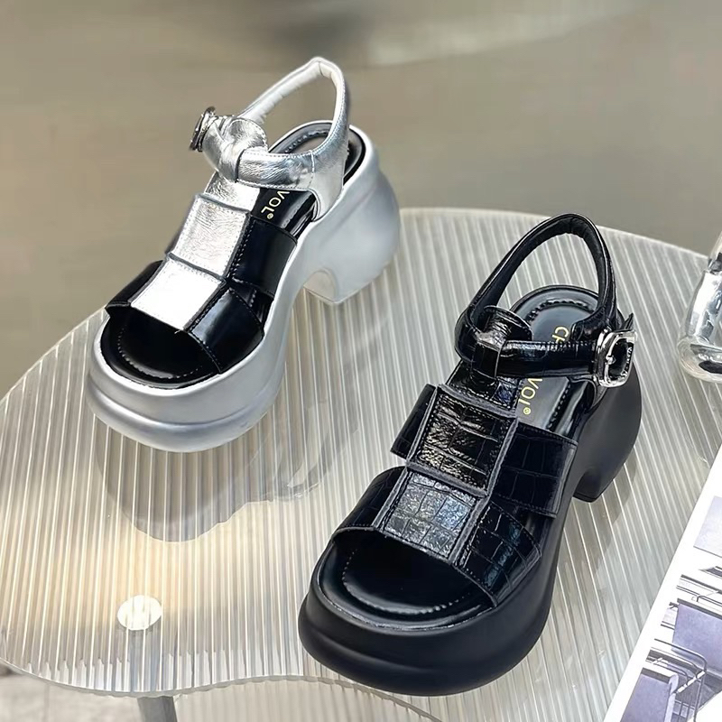 Sandal đế dày phong cách cá tính