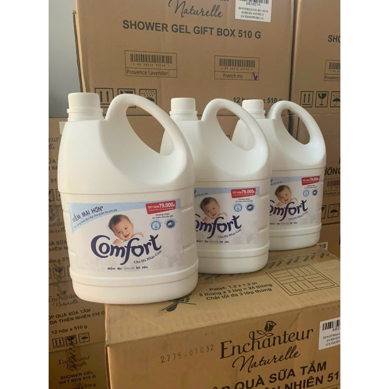 Nước xả vải comfort can 3 lít 8 . Công thức đậm đặc mới, giúp lưu giữ hương lâu hơn Dành cho da em bé và da nhạy cảm .