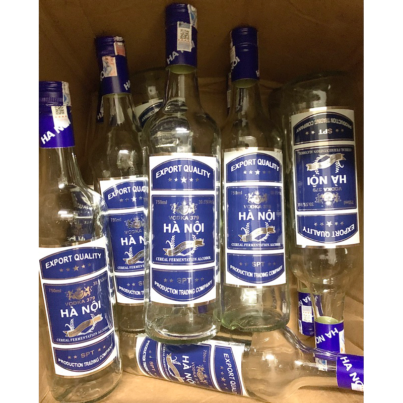 Vỏ chai rượu Vodka Hà nội nguyên nút tem đẹp