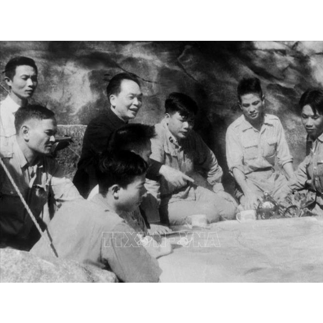 Ảnh Bác Hồ đọc báo