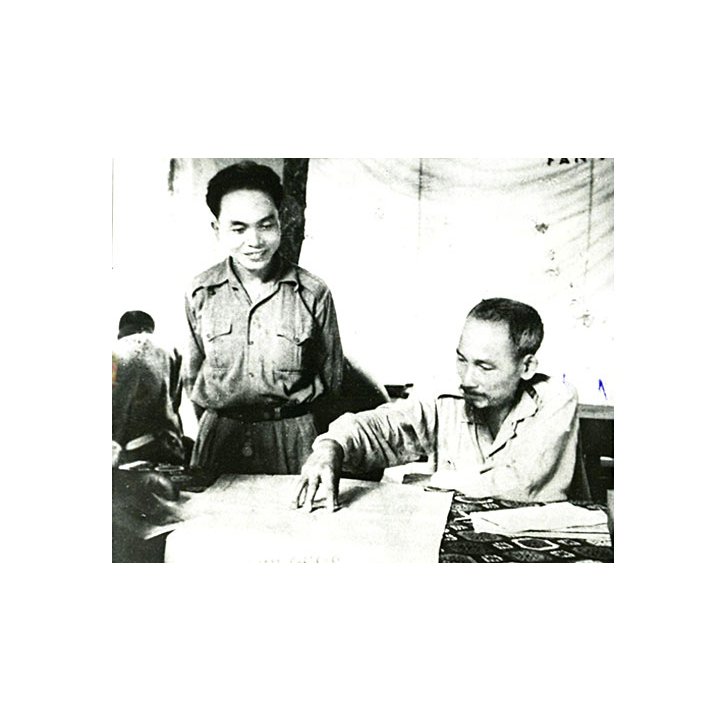 Ảnh Bác Hồ đọc báo