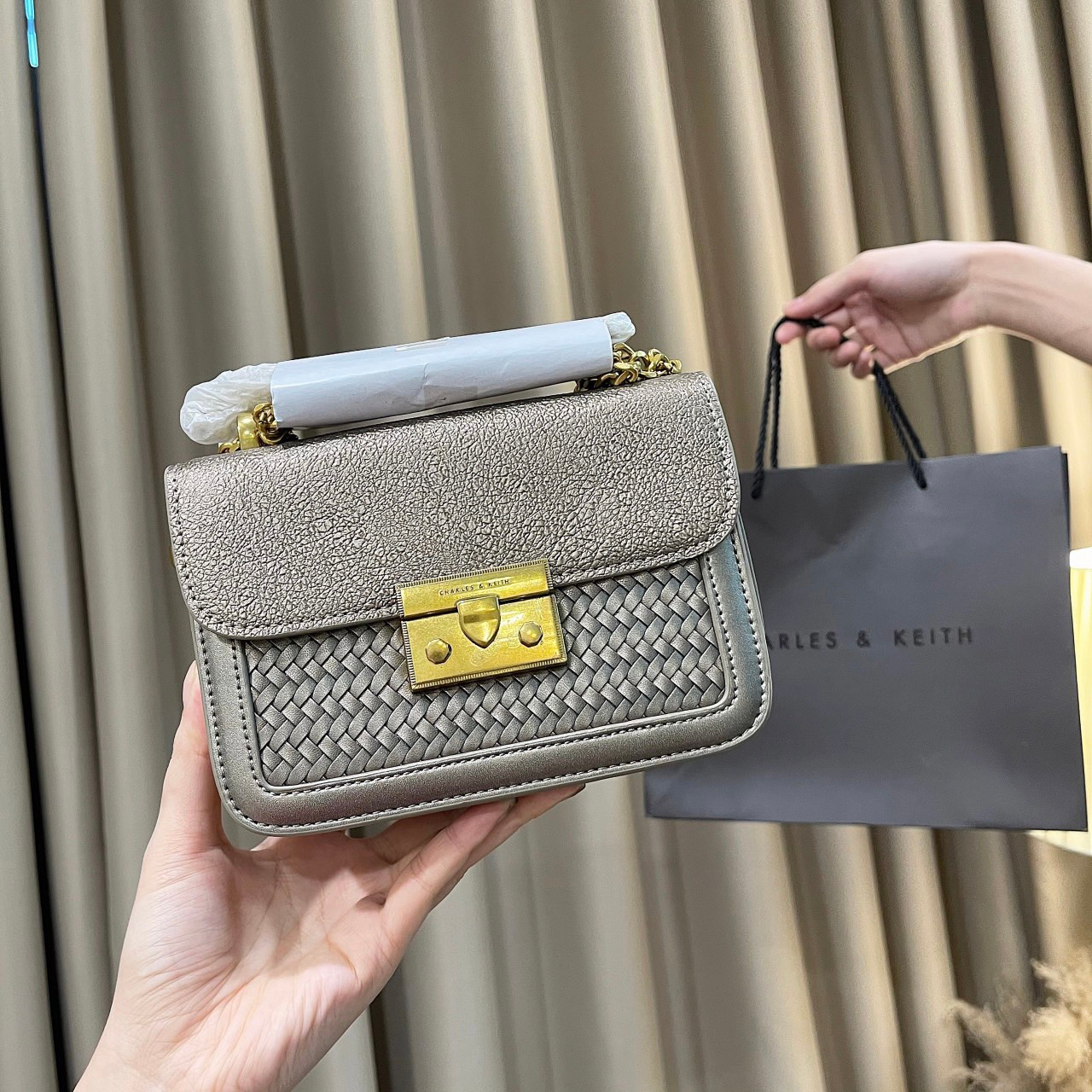 Túi xách nữ đeo chéo thời trang CK màu bạc phối dây xích nhỏ xinh phong cách Hàn Quốc, dùng đi, đi làm hoặc dự tiệc.