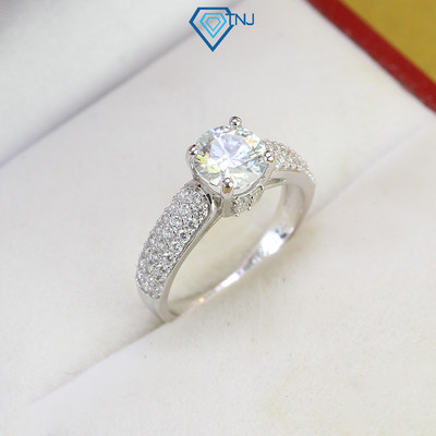 Nhẫn bạc nữ đính Moissanite 7ly xi bạch kim kèm thẻ tra cứu sang trọng, lấp lánh khắc tên NNM0008 - Trang Sức TNJ