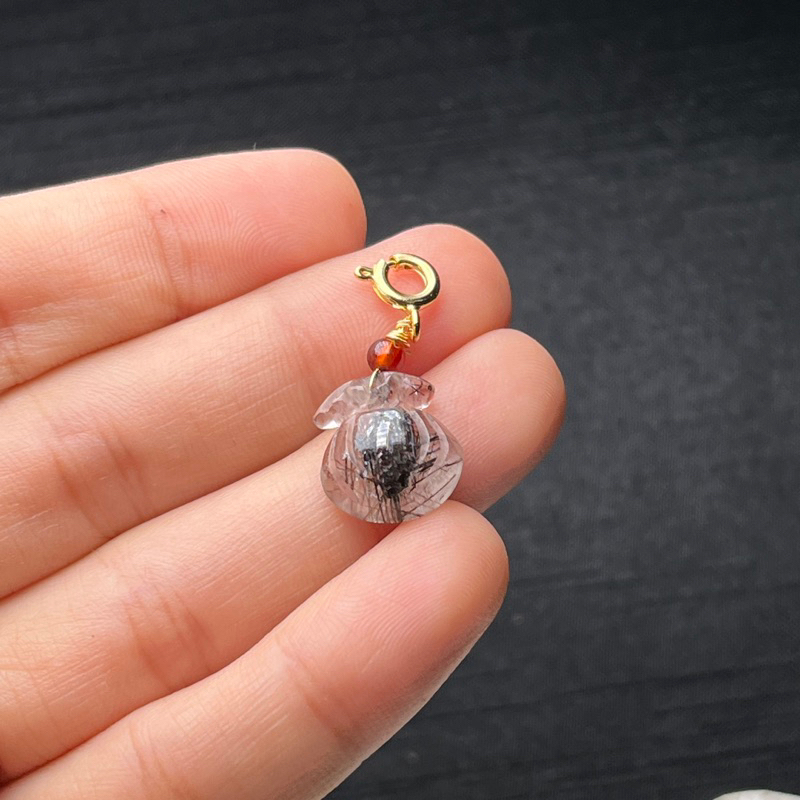 Charm treo vòng tay tóc đen