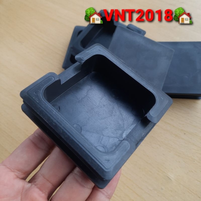 Nút nhựa bịt đầu hộp vuông 75x75mm