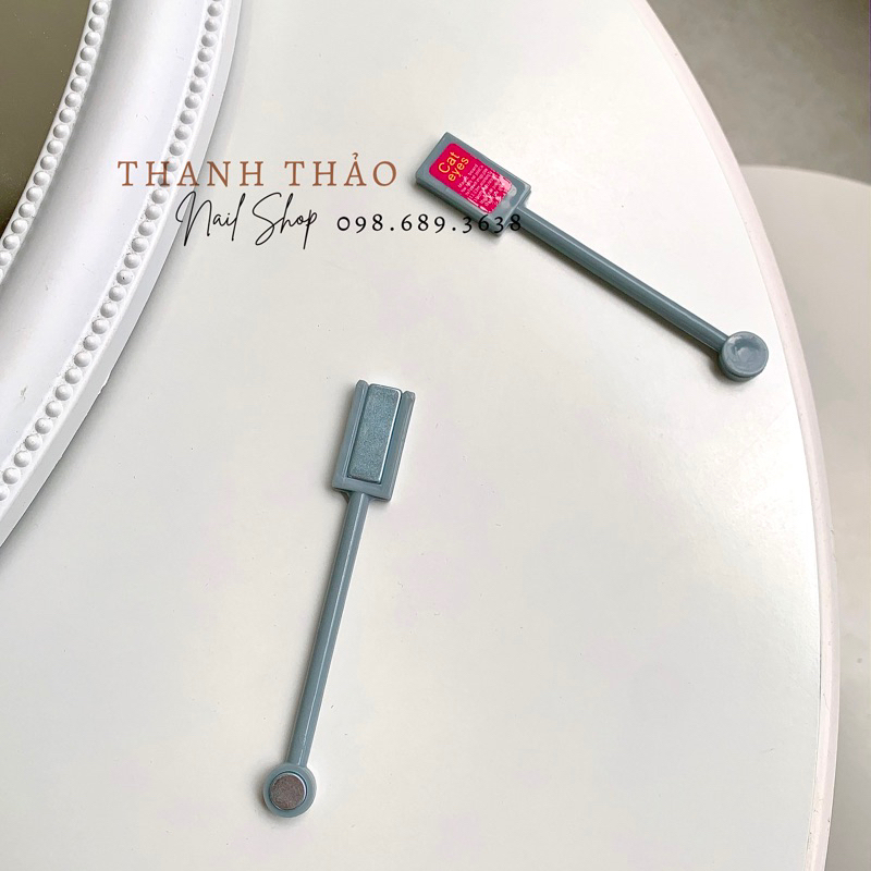 Nam châm hơ mắt mèo