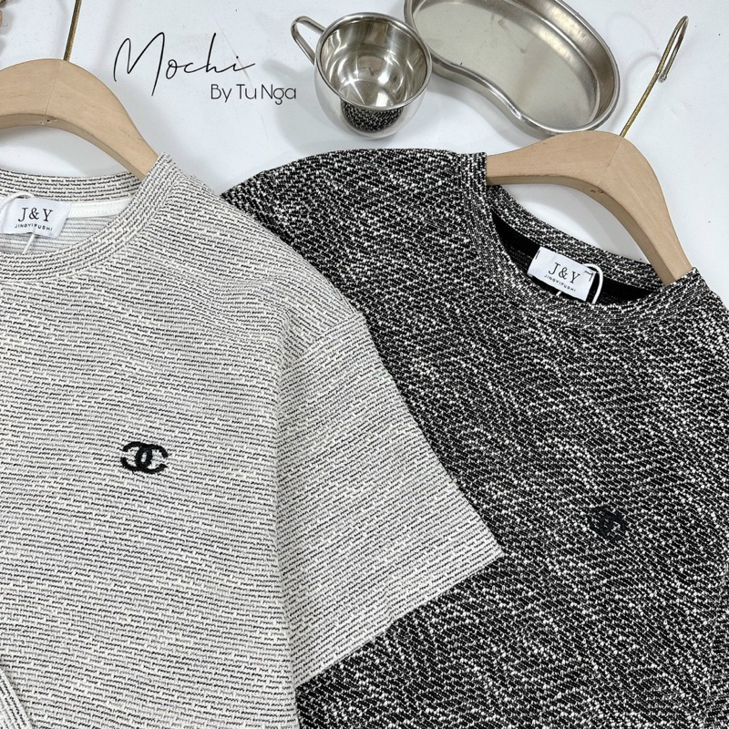 Áo phông nữ nhũ muối tiêu thêu chữ