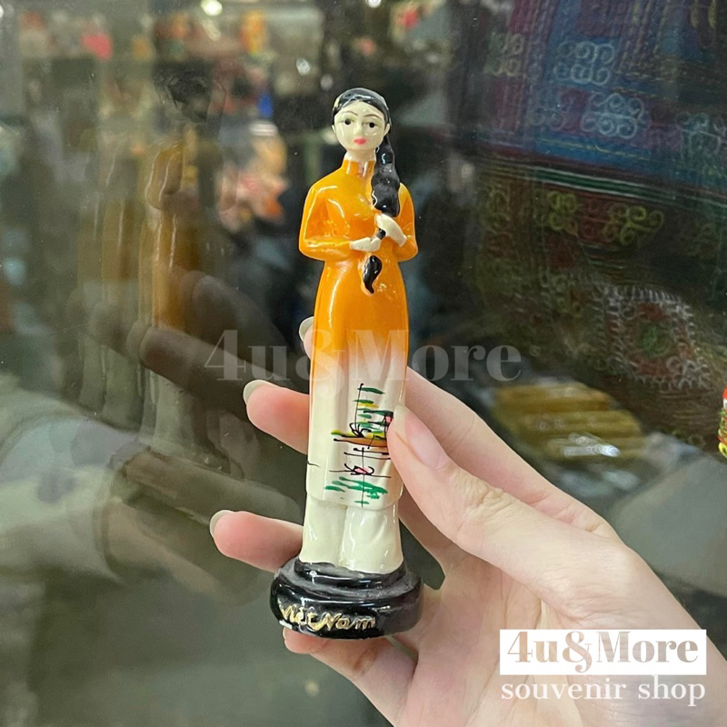 Tượng gốm cô gái áo dài nón lá trang trí