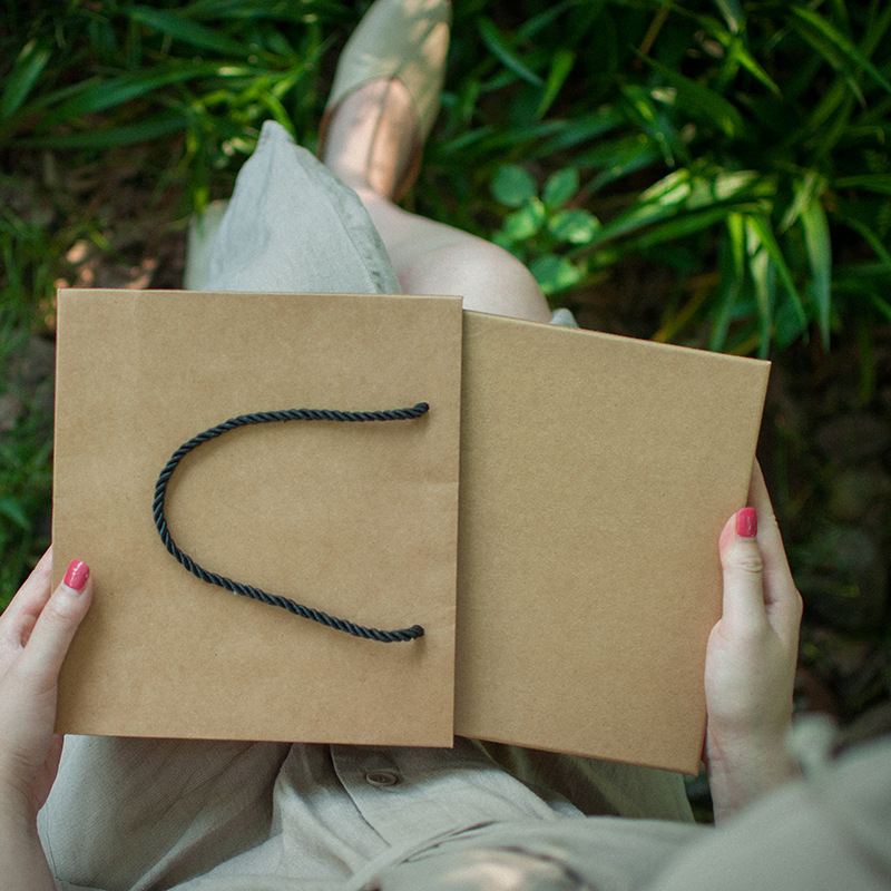Túi quà giấy kraft quai đen dày chắc chắn Mua Tất