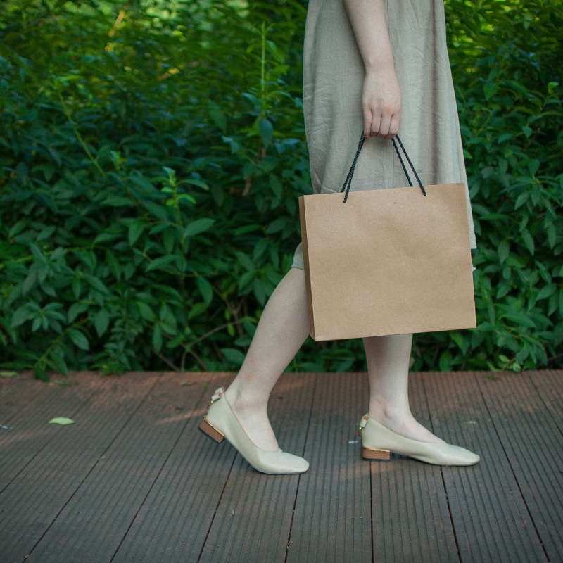 Túi quà giấy kraft quai đen dày chắc chắn Mua Tất