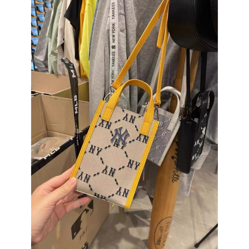 Túi đeo chéo phone bag MLB có sẵn