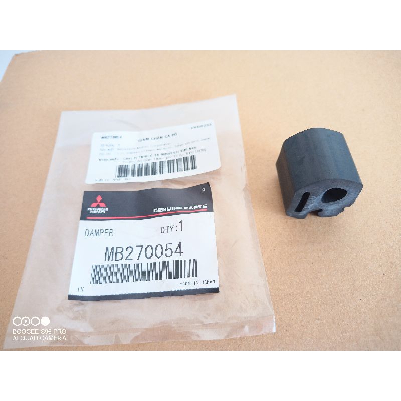 Cao su giảm chấn 2 bên hông giữa ca pô (damper) Pajero V31 V32 V33 V43 V45 V46 MB270054