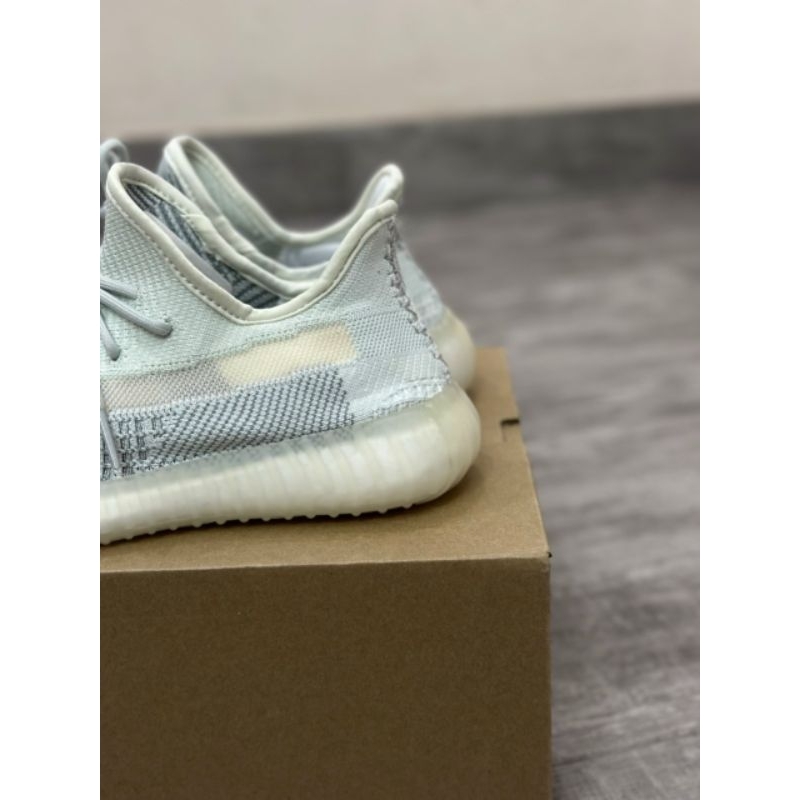 Giày thể thao yz cloud