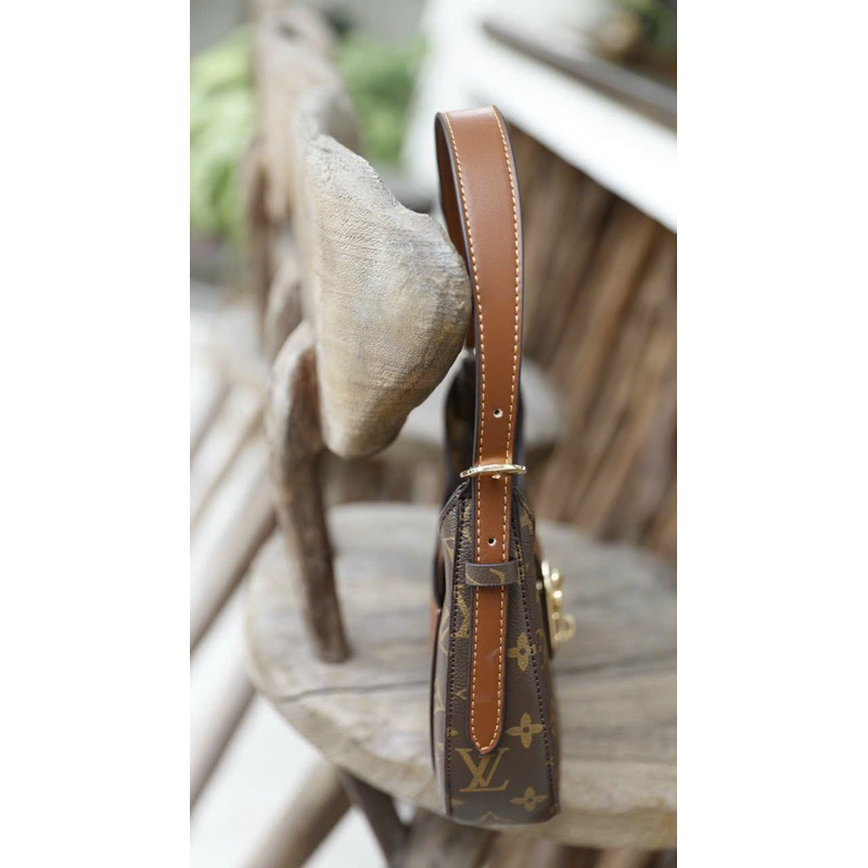 Túi lv kẹp nách viền cong