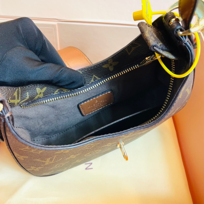 Túi lv kẹp nách viền cong