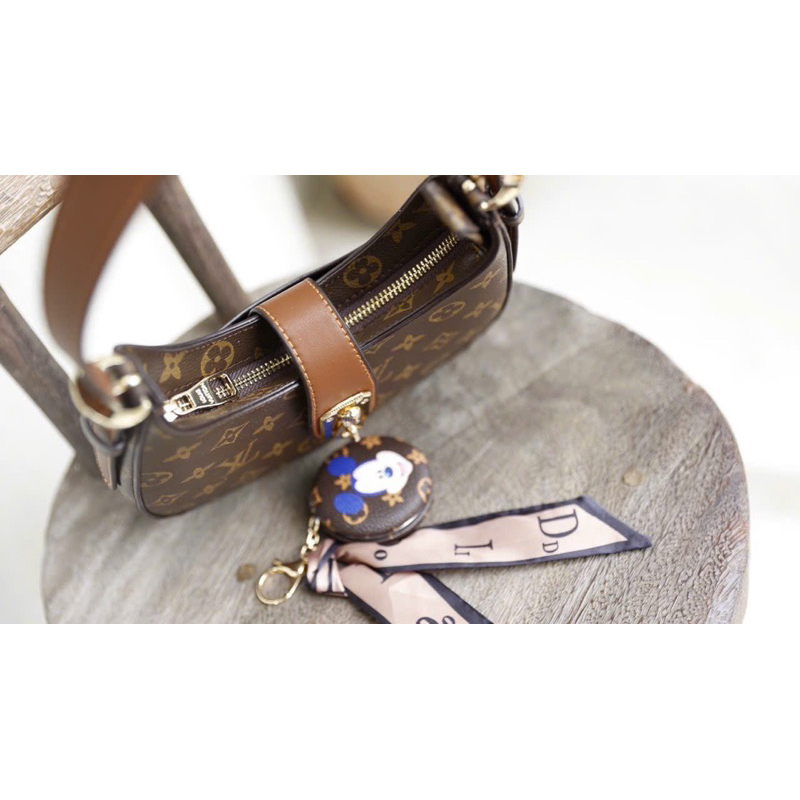 Túi lv kẹp nách viền cong