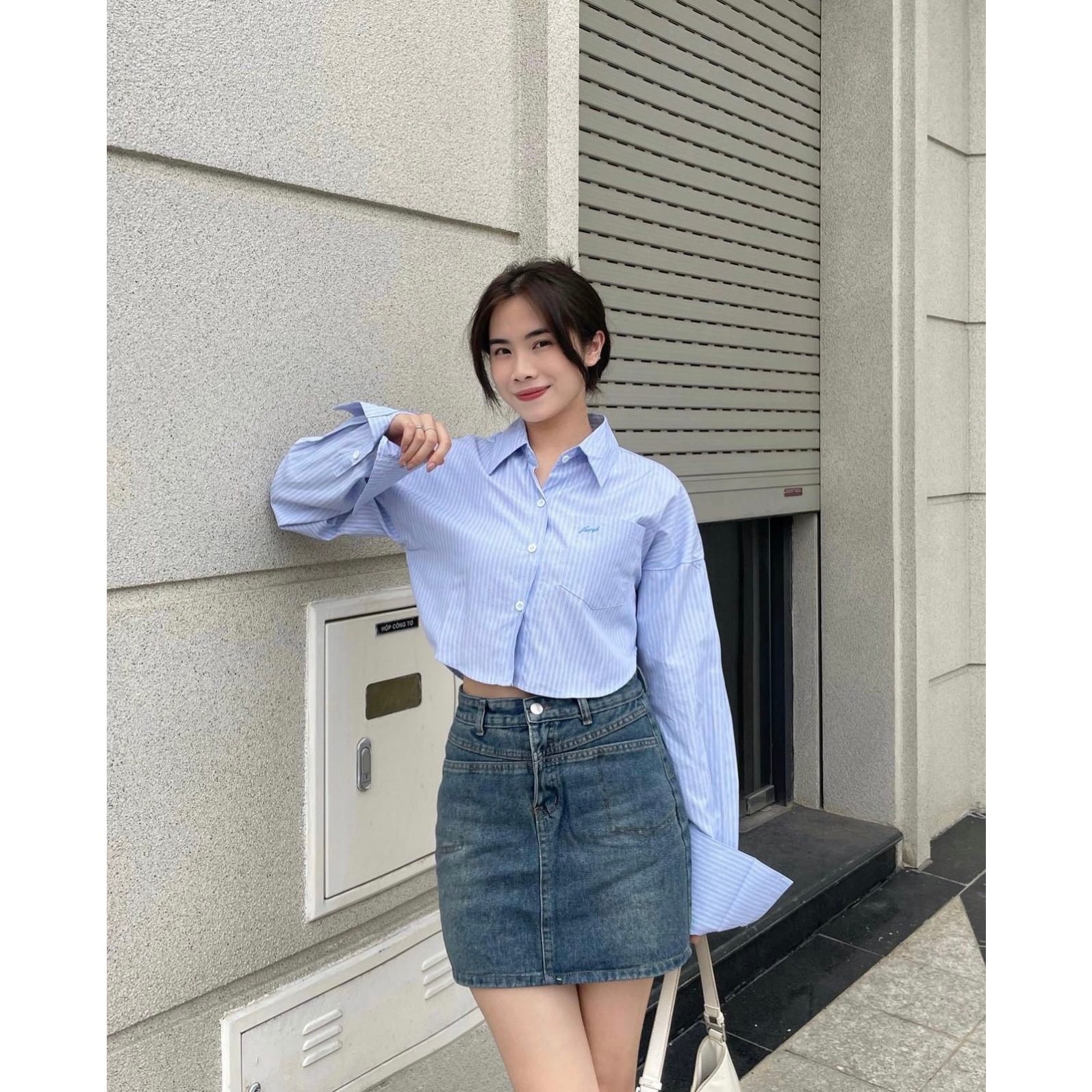 Áo sơmi croptop tay dài kẻ sọc thêu chữ nhỏ trước ngực xinh xắn - 247store.vn - Somikecroptop3042/P0k7