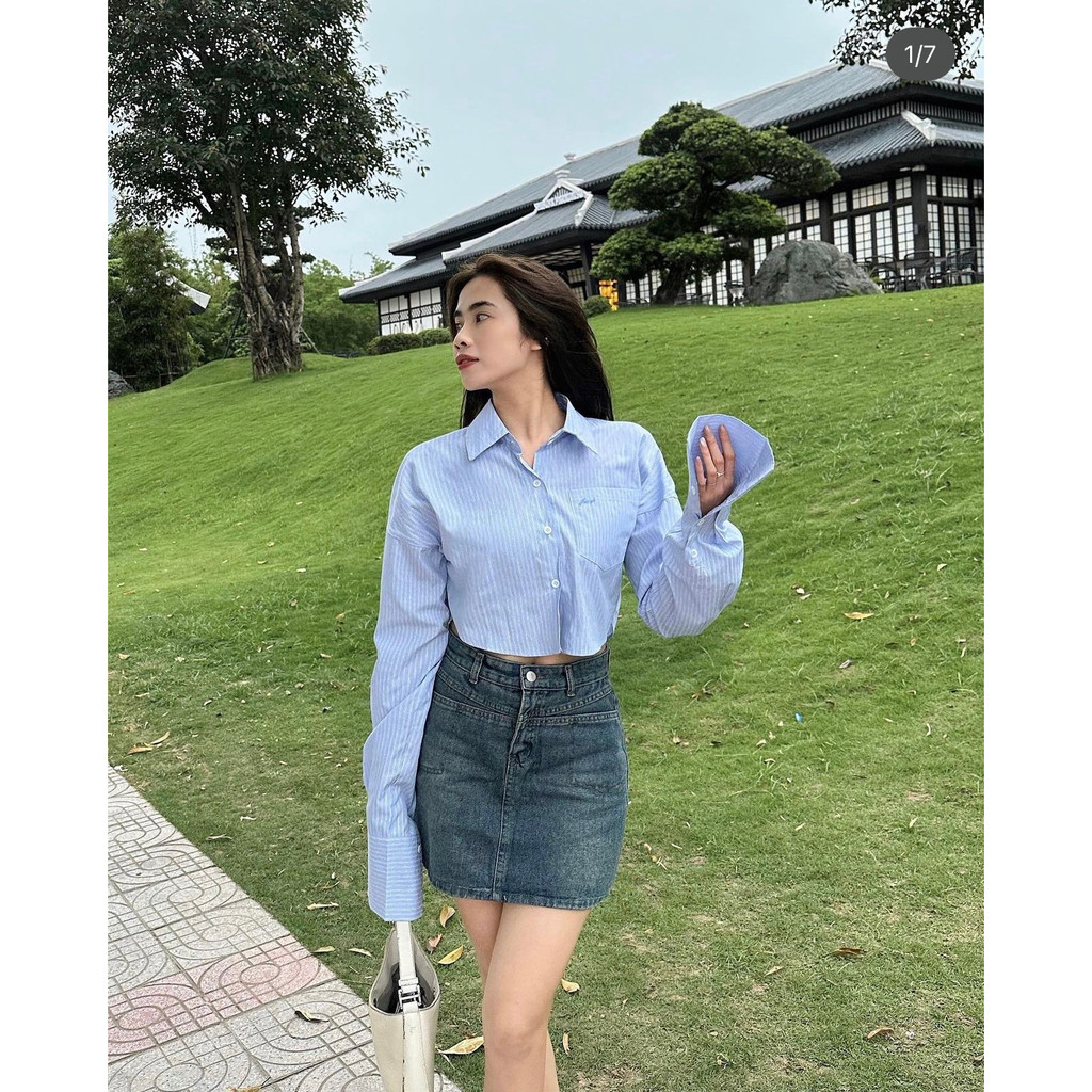 Áo sơmi croptop tay dài kẻ sọc thêu chữ nhỏ trước ngực xinh xắn - 247store.vn - Somikecroptop3042/P0k7