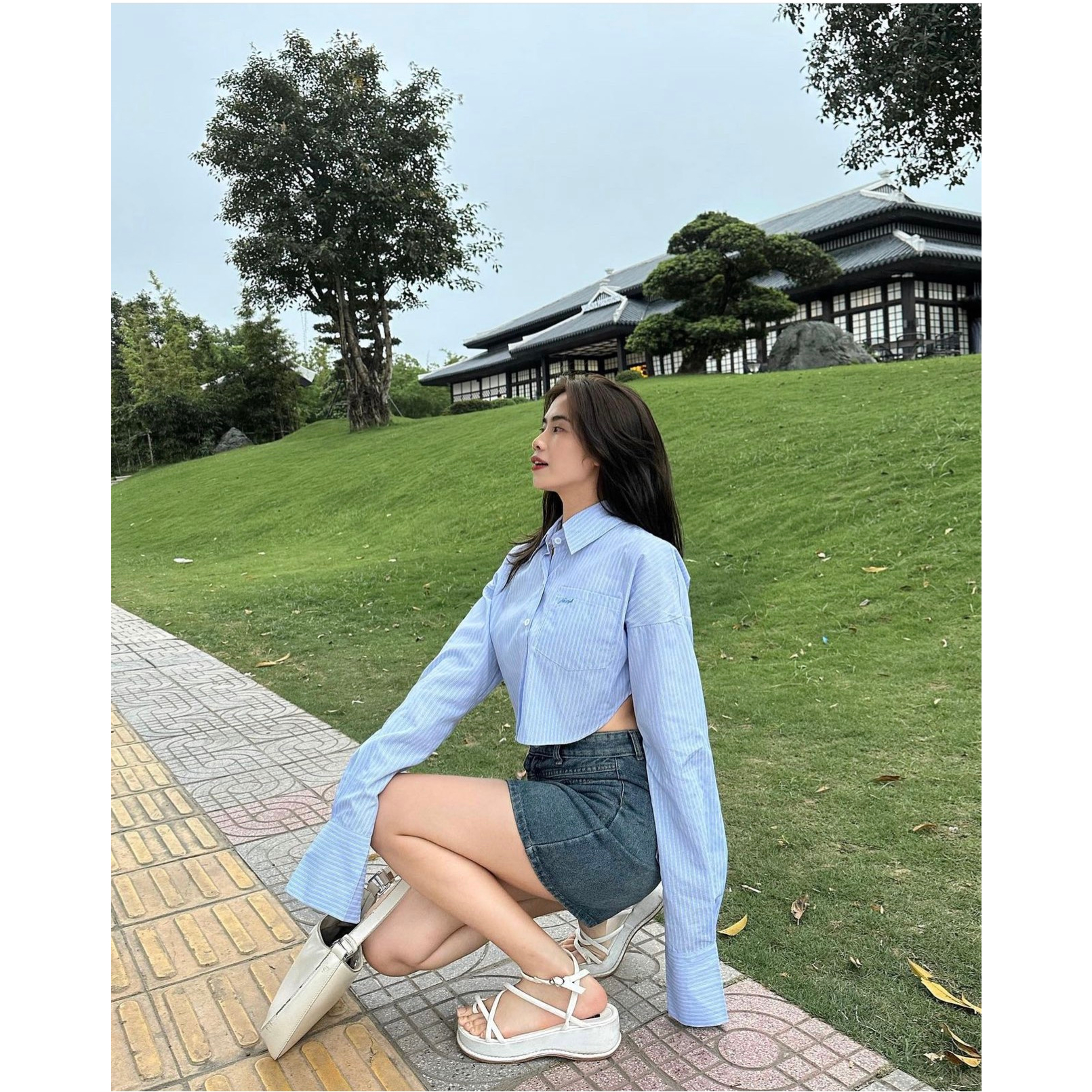 Áo sơmi croptop tay dài kẻ sọc thêu chữ nhỏ trước ngực xinh xắn - 247store.vn - Somikecroptop3042/P0k7