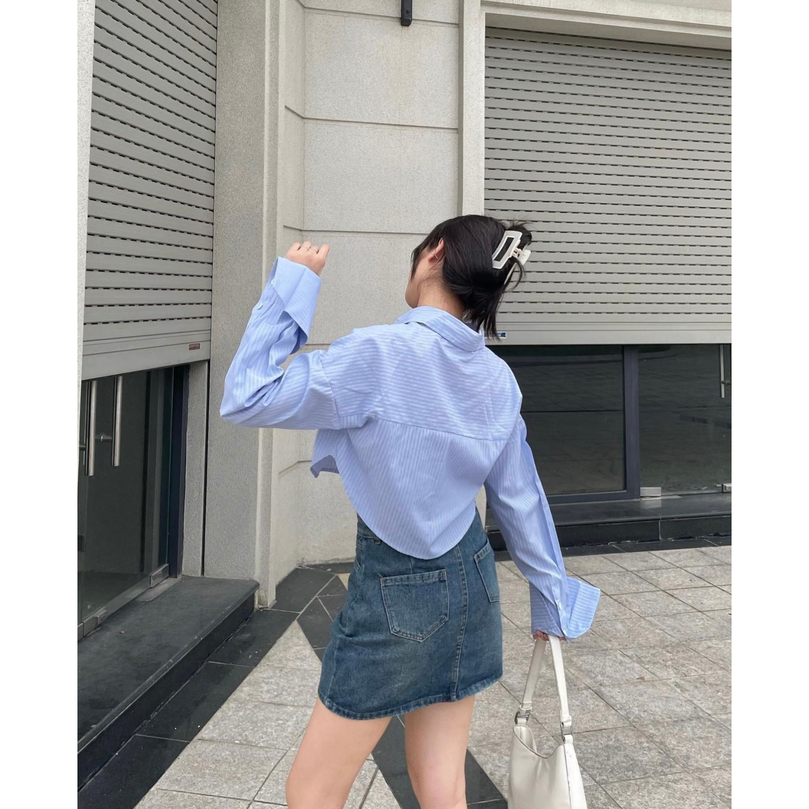 Áo sơmi croptop tay dài kẻ sọc thêu chữ nhỏ trước ngực xinh xắn - 247store.vn - Somikecroptop3042/P0k7