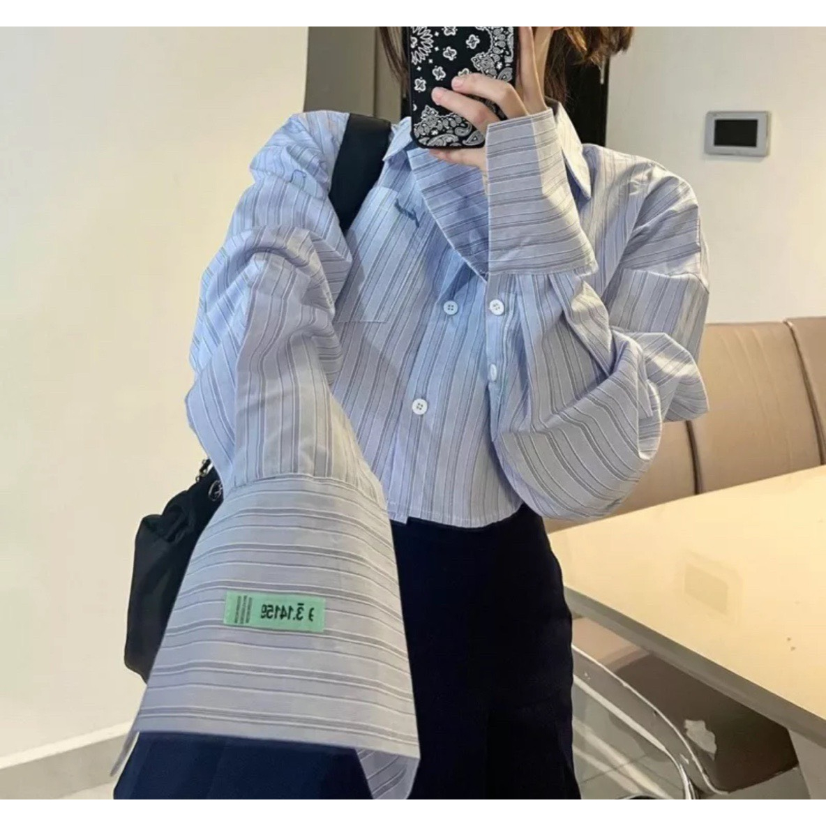 Áo sơmi croptop tay dài kẻ sọc thêu chữ nhỏ trước ngực xinh xắn - 247store.vn - Somikecroptop3042/P0k7