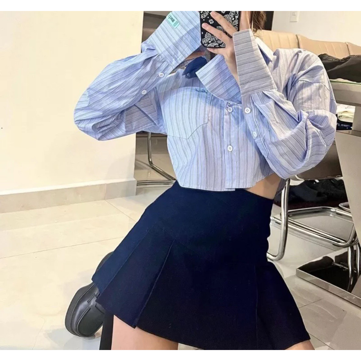 Áo sơmi croptop tay dài kẻ sọc thêu chữ nhỏ trước ngực xinh xắn - 247store.vn - Somikecroptop3042/P0k7