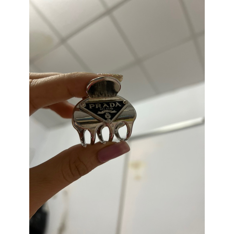 Kẹp càng cua Prada