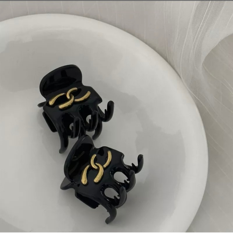 Kẹp càng cua Prada