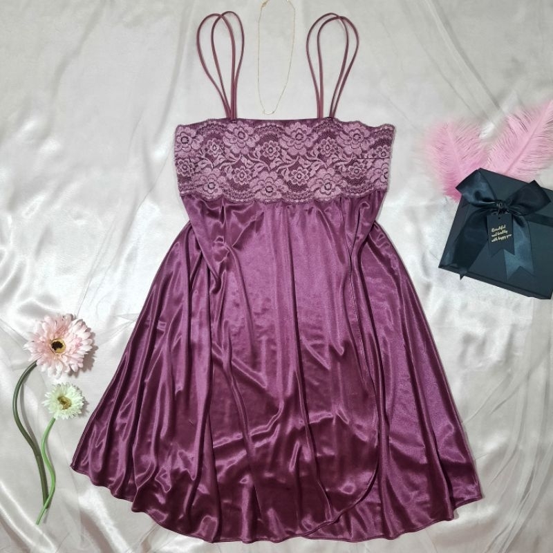 Đầm hai dây thun lụa phối ren màu tím cà, dáng babydoll dài ngang gối