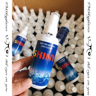 Nước lau kính sạch sẽ giúp mắt kính trong.