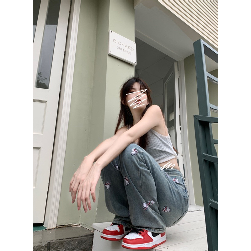 Quần jean thêu hình con thỏ ống rộng lưng cao
