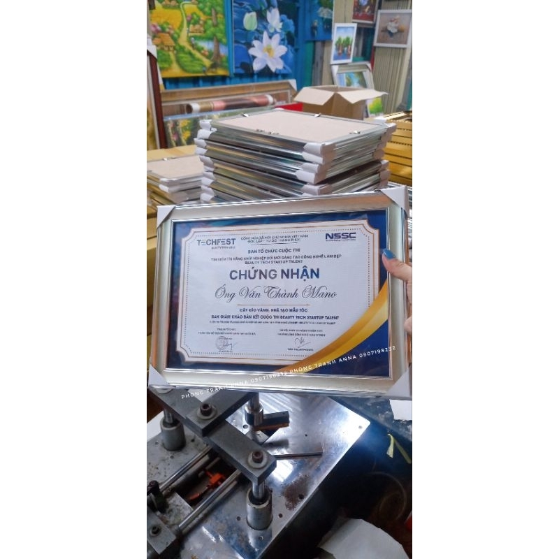 Khung Bằng Khen A4 màu Bạc thời thượng,mặt phim nhựa