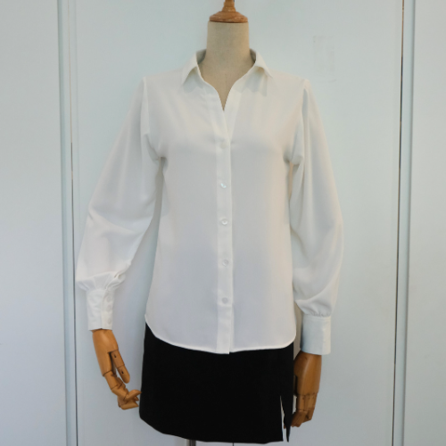 Meline Shirt - Áo sơ mi cổ V hiện đại, vải lụa mango màu trắng và đen