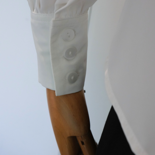 Meline Shirt - Áo sơ mi cổ V hiện đại, vải lụa mango màu trắng và đen