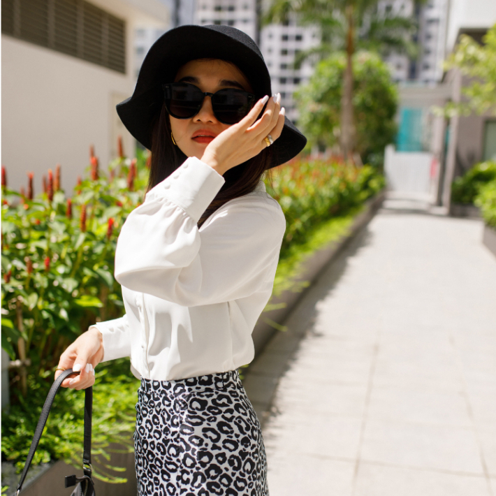 Meline Shirt - Áo sơ mi cổ V hiện đại, vải lụa mango màu trắng và đen