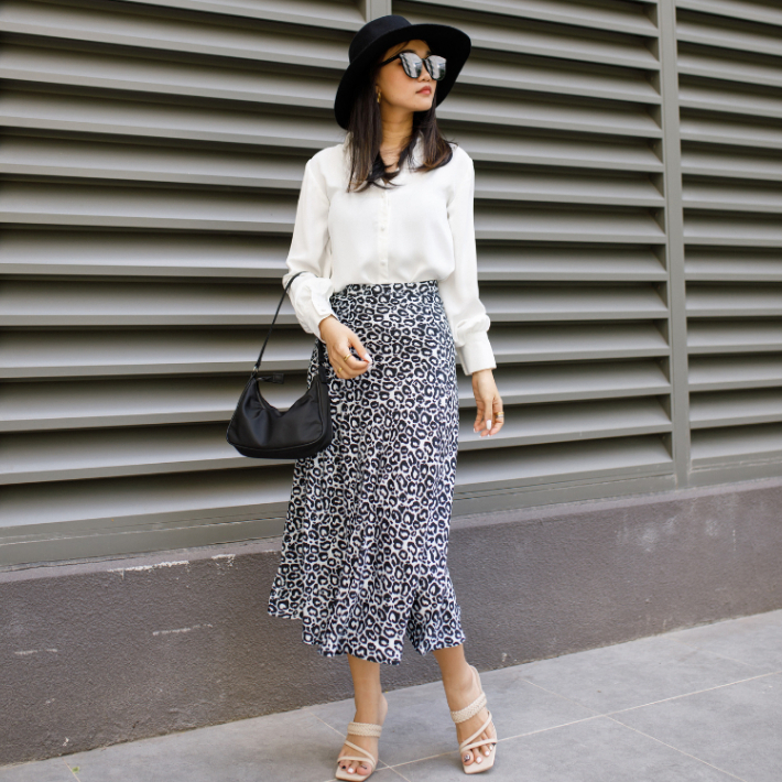 Meline Shirt - Áo sơ mi cổ V hiện đại, vải lụa mango màu trắng và đen