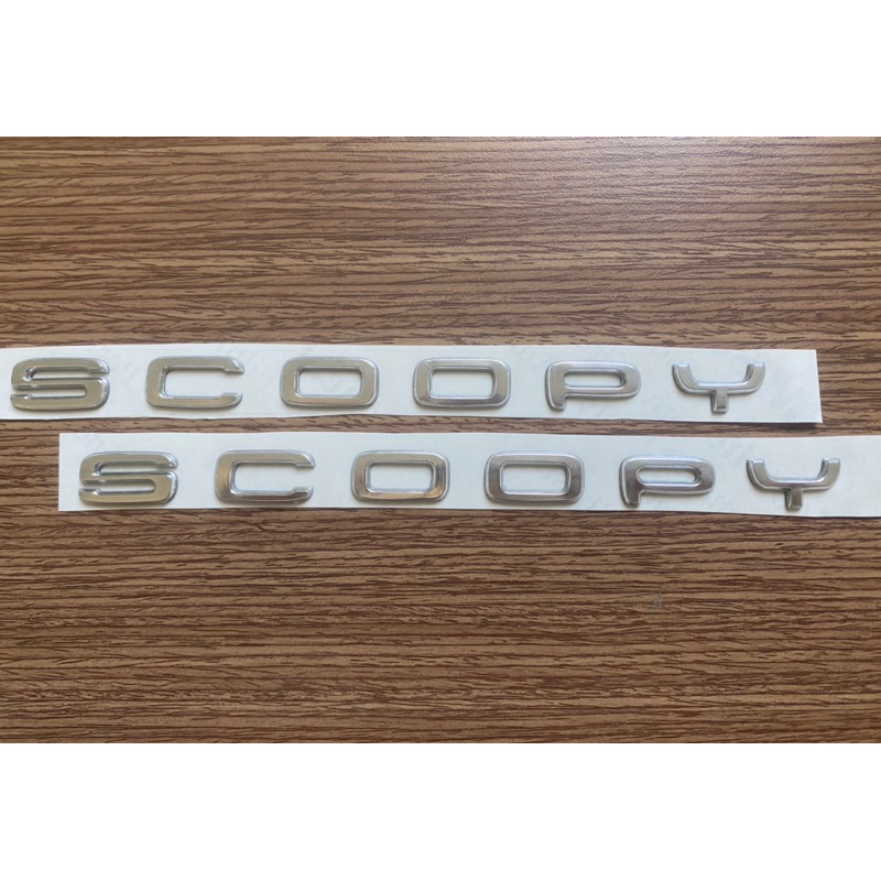 Tem chữ nổi Scoopy màu bạc_Decal