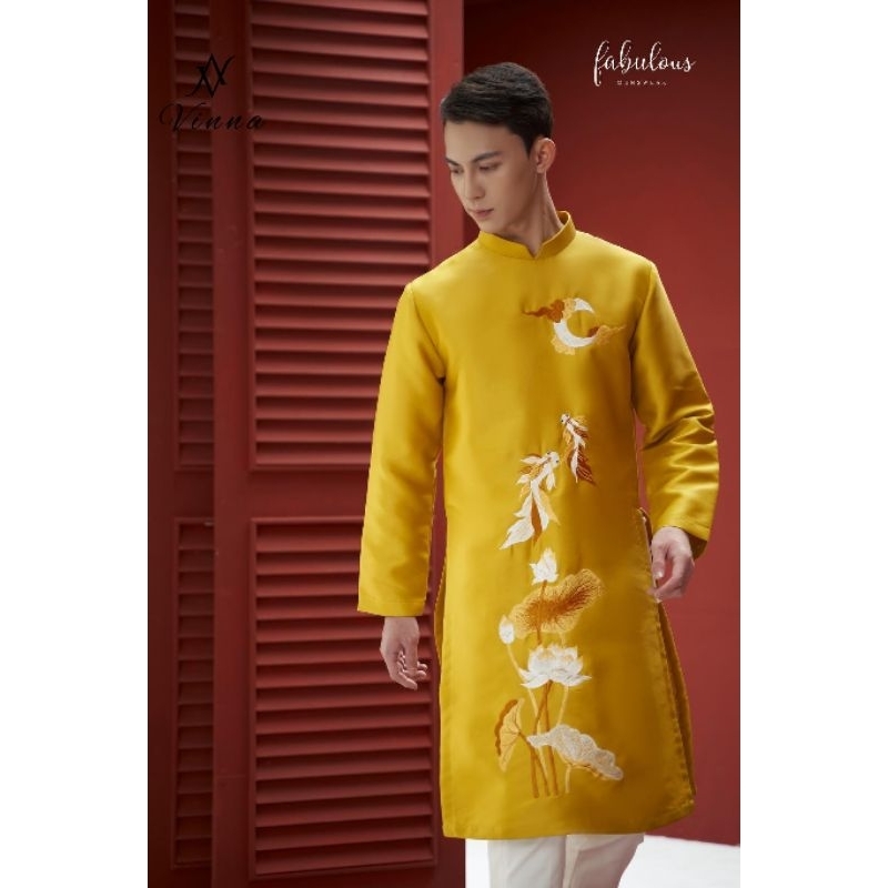 Áo dài cách tân nam tafta Nam Hoàng màu vàng hoạ tiết thêu tay tỉ mỉ, nam tính thiết kế thương hiệu thời trang Vinna