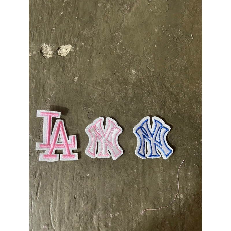 Sticker thêu là ủi gắn lên quần áo bộ