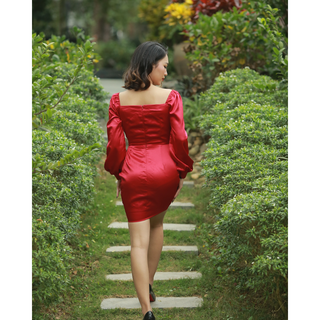 Đầm Lụa Đỏ Dài Tay Thắt Eo Cổ Vuông
