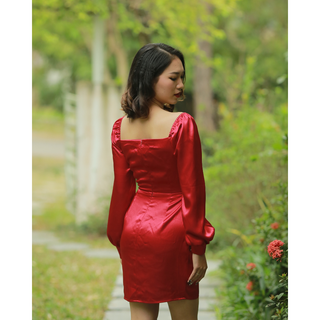 Đầm Lụa Đỏ Dài Tay Thắt Eo Cổ Vuông