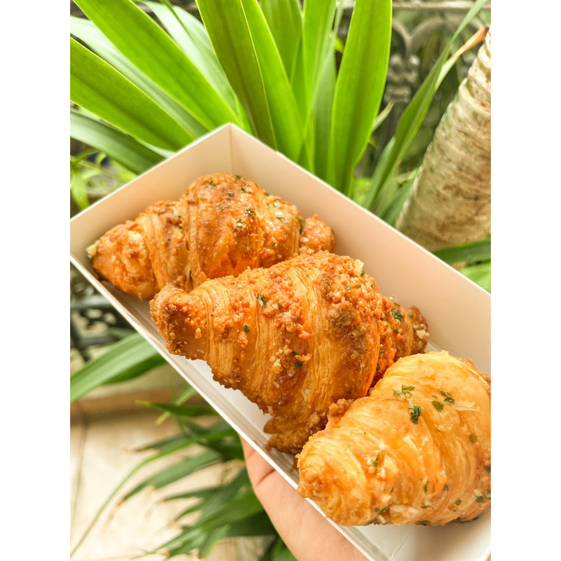 Croissant chấm sốt phô mai/ trứng muối