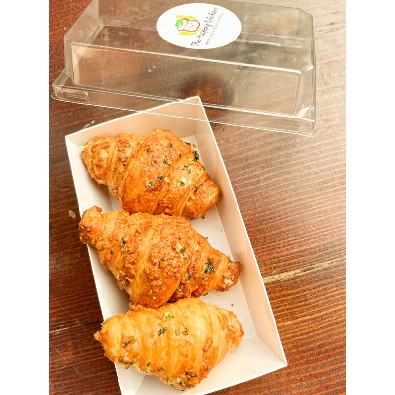 Croissant chấm sốt phô mai/ trứng muối