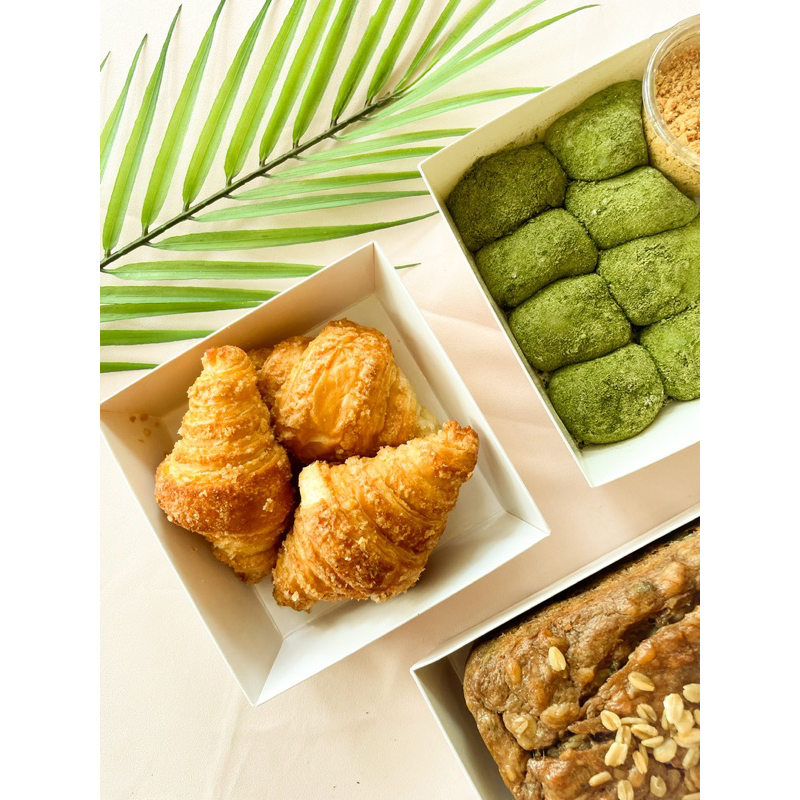 Croissant chấm sốt phô mai/ trứng muối